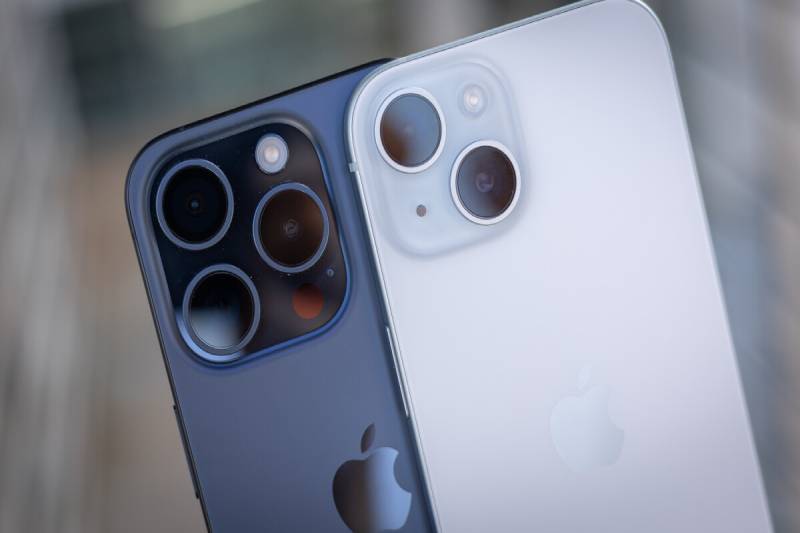 Close-Up Highlights Size Difference in iPhone 15 and Pro Max 48MP Cameras